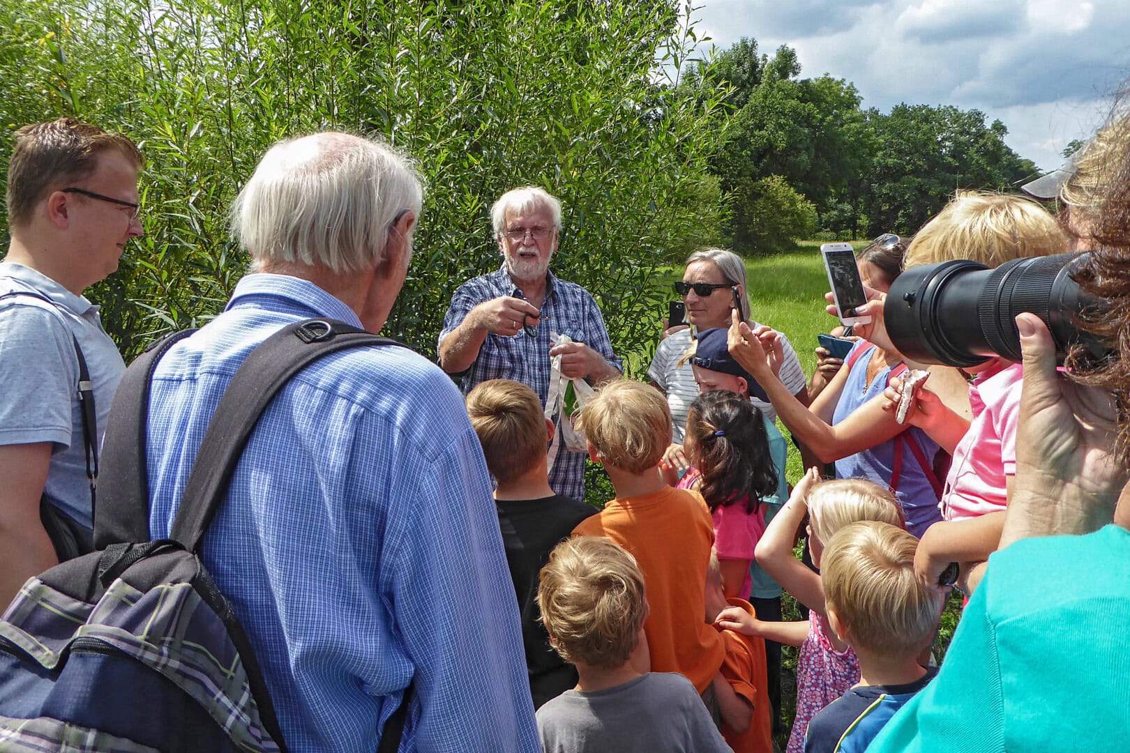Auf Ringelnatterexkursion im Emscherbruch der Stadt der tausend Feuer, wie Gelsenkirchen zur Hochzeit der Kohle- und Stahlindustrie genannt wurde. Foto: privat