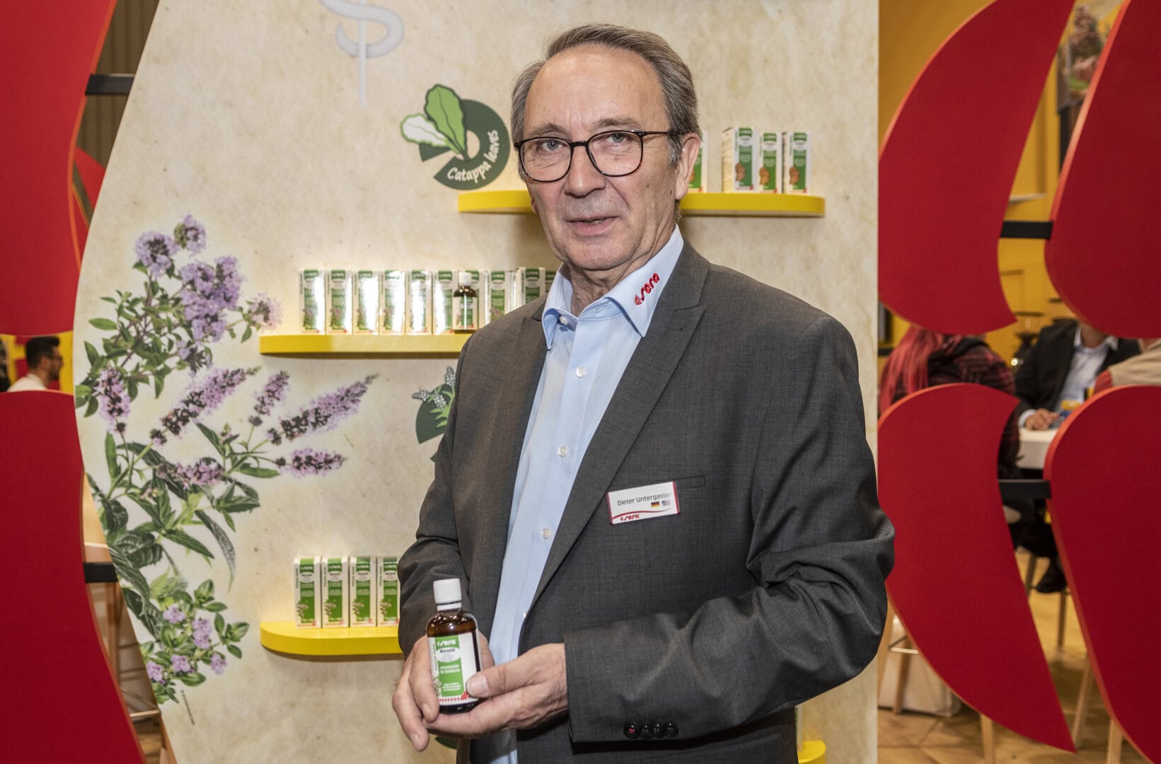 Dieter hat jahrzehntelang als wissenschaftlicher Mitarbeiter bei Sera in Sachen Fischgesundheit gearbeitet.