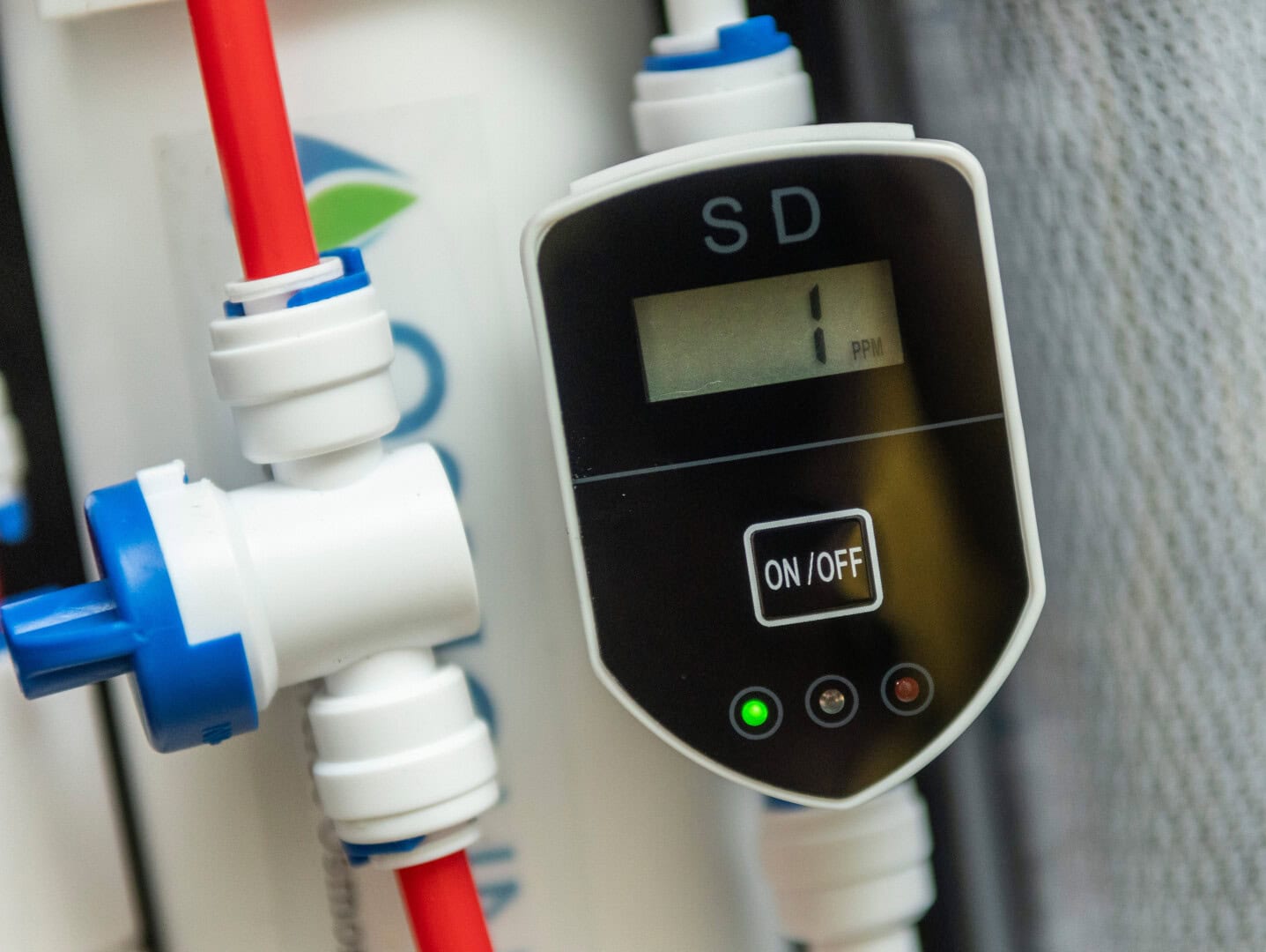 Ein Sensor misst den Leitwert. Foto: Oliver Mengedoht