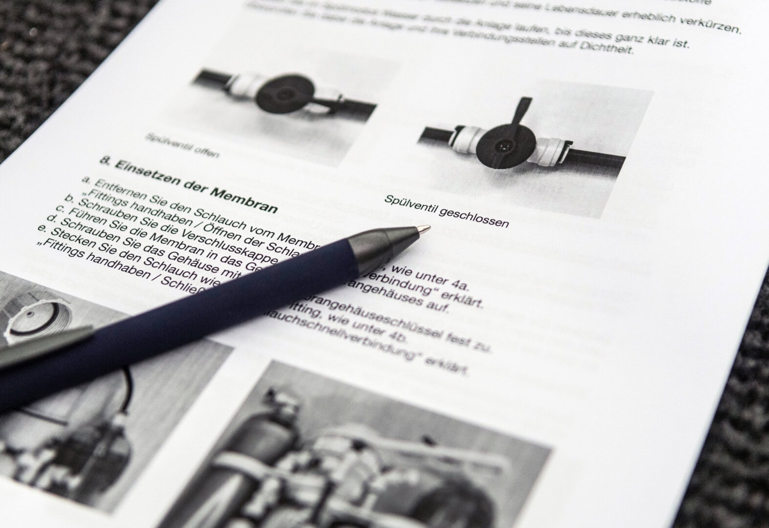 Umfangreiche Anleitungen gehören zu den Umkehrosmoseanlagen dazu. Foto: Oliver Mengedoht