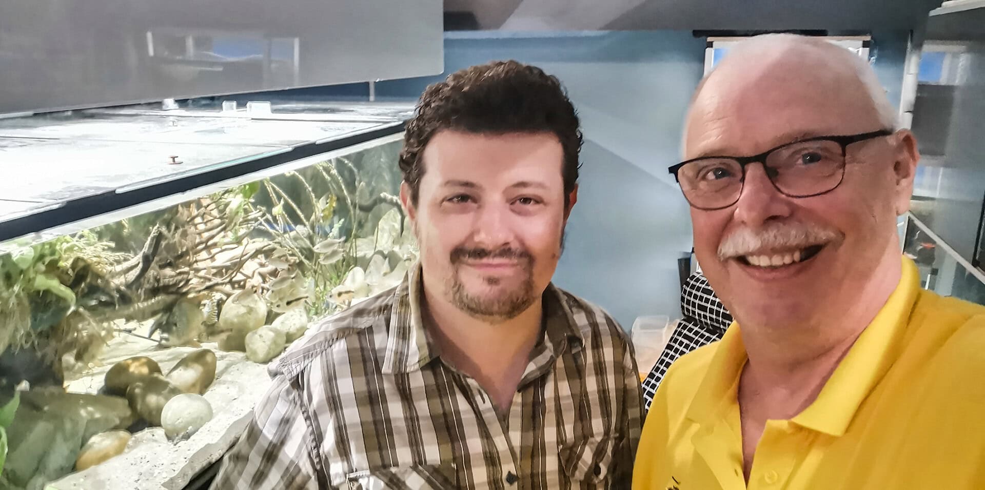 Stanislav (l.) zeigte dem Autoren seine gesamte Anlage in Neuss.