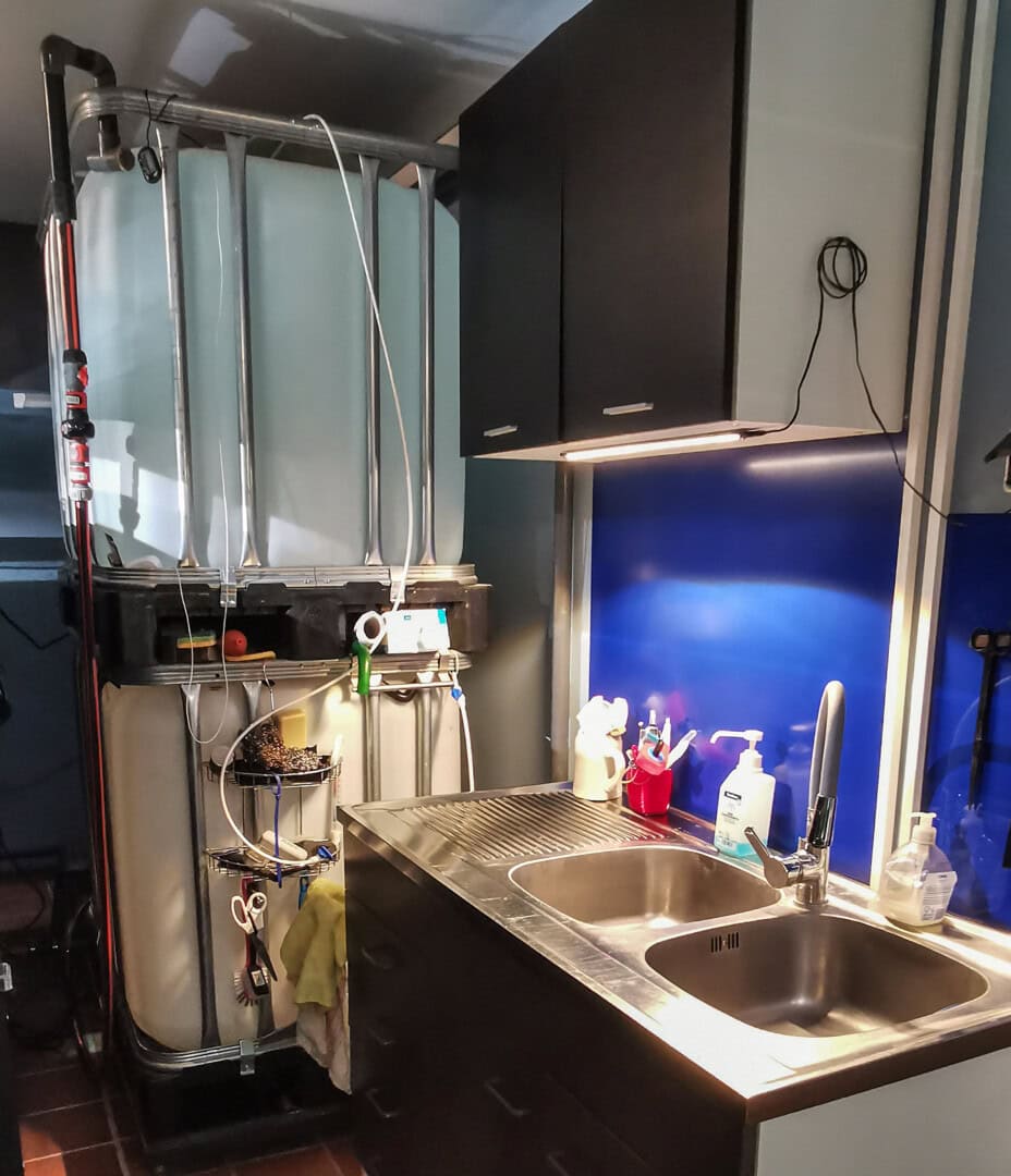 Tanks mit aufbereitetem Wasser für den zweiwöchentlichen Wasserwechsel.