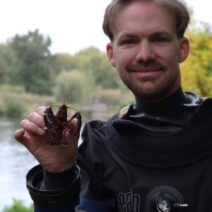 Kevin Stockton mit einem der Berliner Krebse. Foto: Kevin Stockton