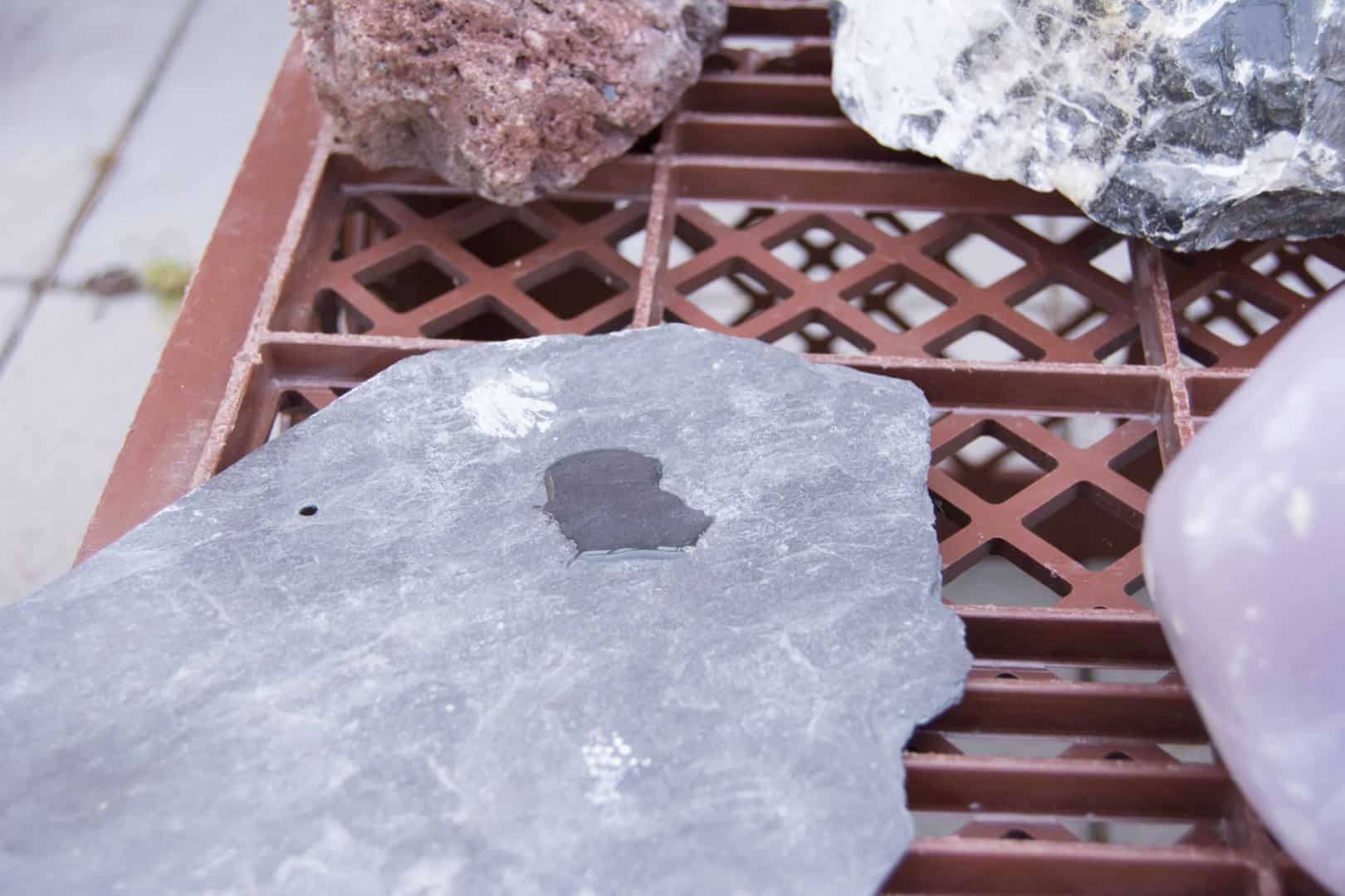DSC 0120 Graue Schieferplatte mit nassem Fleck von der Essigessenz, ohne Bläschen und damit ohne Kalk.