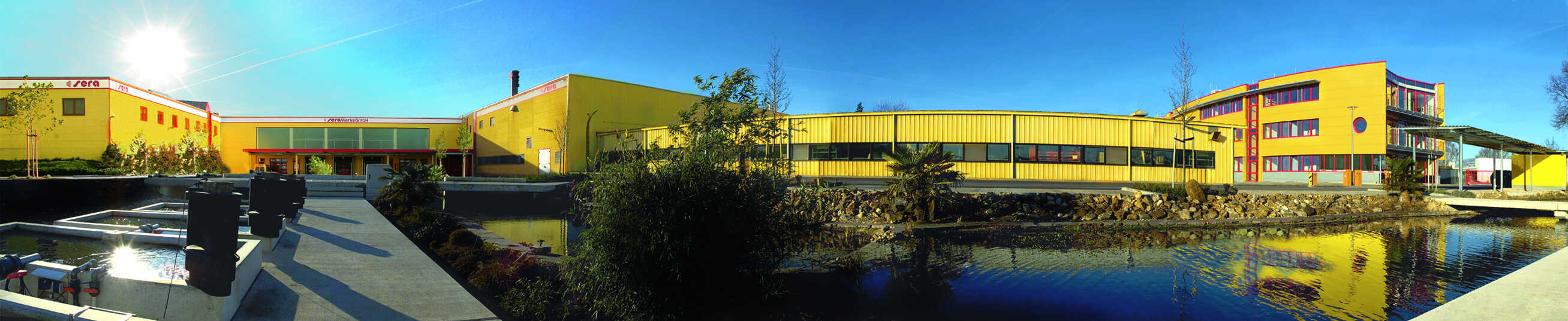 Am sera Unternehmenssitz in Heinsberg werden die hochwertigen Futter- und Pflegemittel für Aquaristik, Gartenteich und Terraristik gefertigt. Foto: © sera