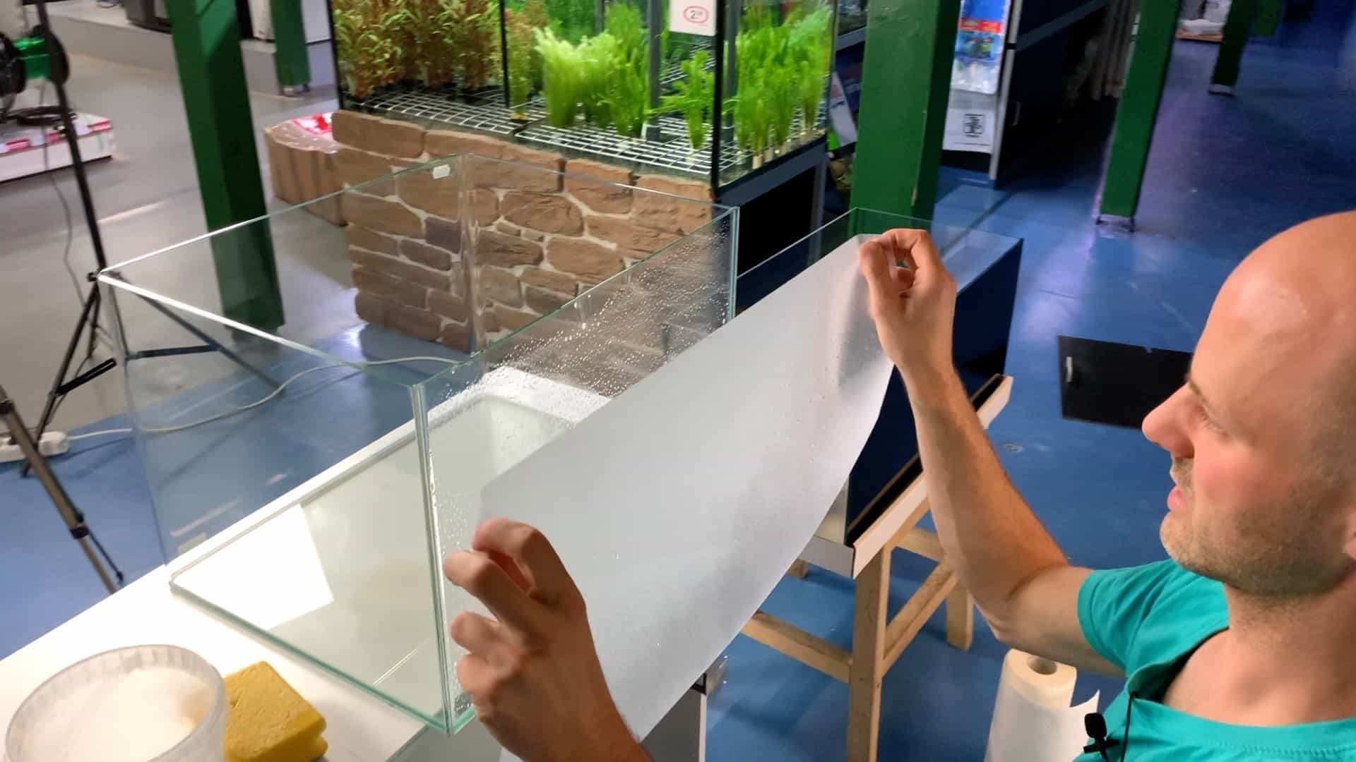 AQUaddicted! – Video Tipp: Selbstklebende Rückwandfolie richtig verarbeiten