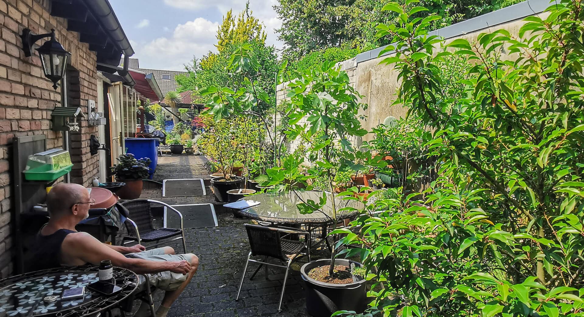 Der Züchter sitzt auch gern in seinem Garten. Foto: Thomas Baumeister