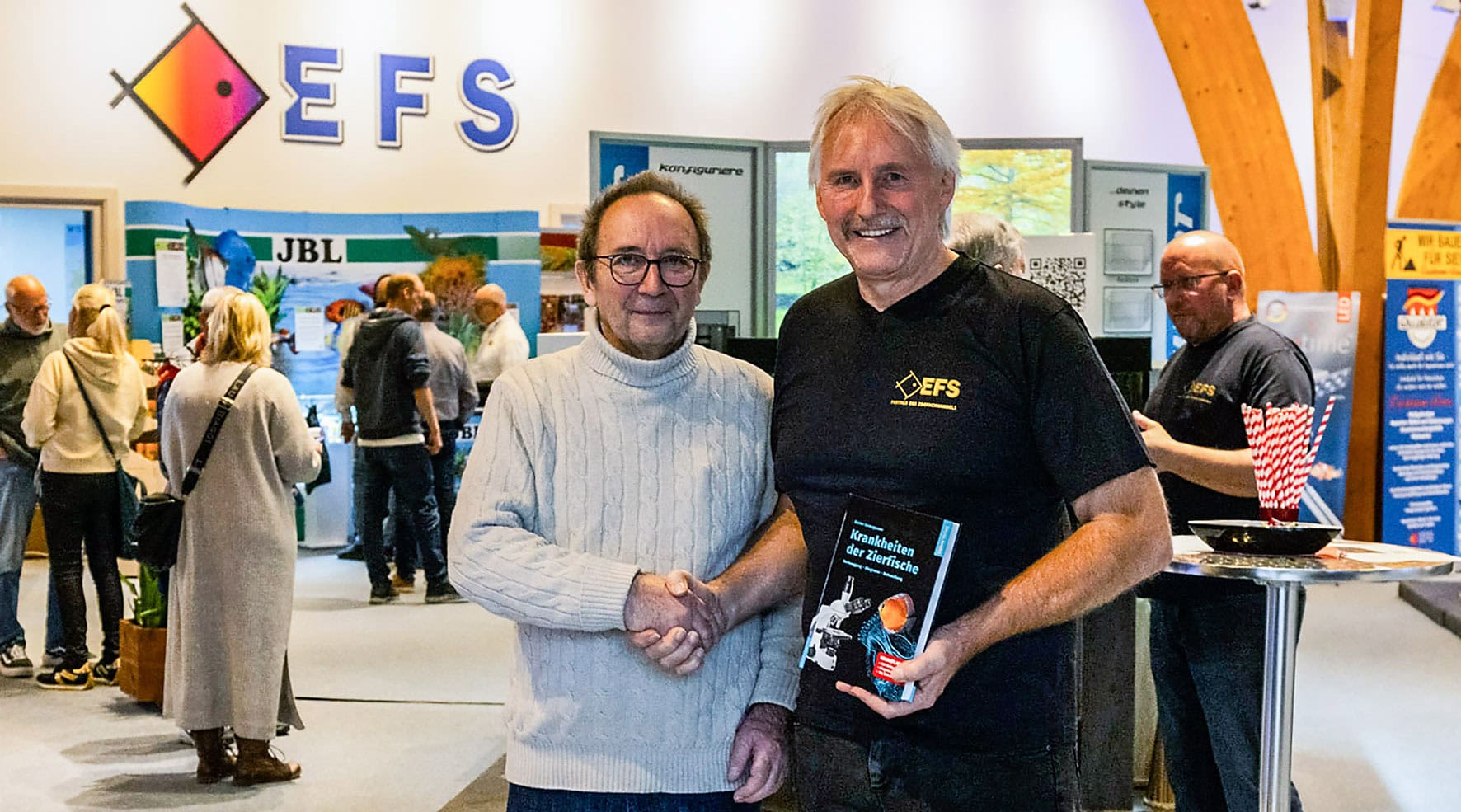Auf der EFS-Hausmesse stellte Diter Untergasser (l.) sein stark überarbeitetes Werk vor, hier mit Bernd Schmölzing. Foto: EFS