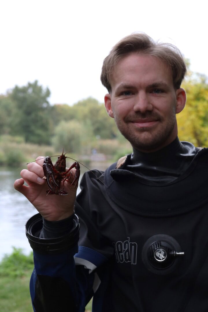 CAR2026 01 182 clarkii in Berlin 04 Kevin Stockton mit einem der Berliner Krebse. Foto: Kevin Stockton