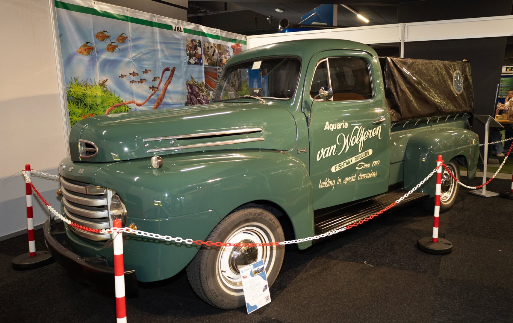 Der Veranstaltungsort ist normalerweise dem Autohandel vorbehalten. Aquaria van Wolferen hat das Thema passend umgesetzt und diesen Oldtimer mit einem imposanten Aquarium auf der Ladefläche ausgestattet. Foto: Silvia Splettstößer