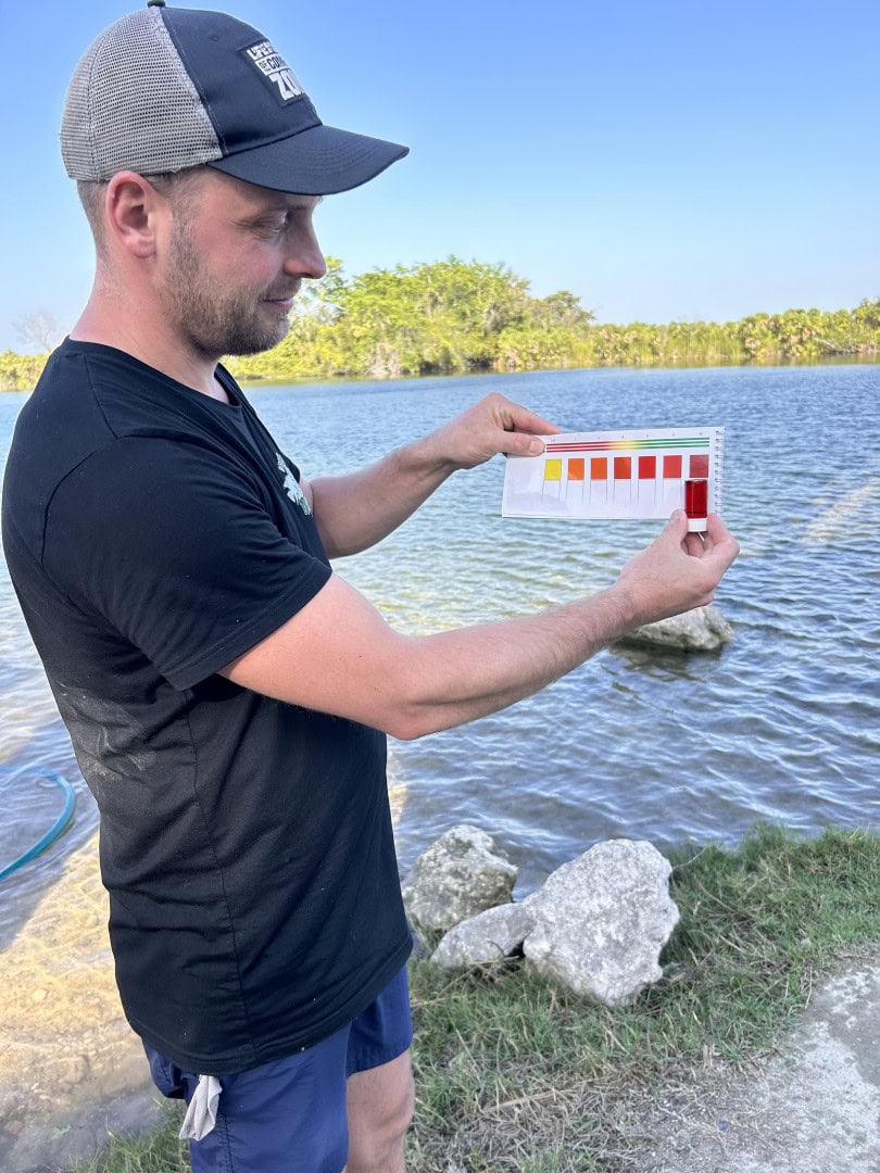 AQ 2026 04 245 Osnabrueck Konn Vetterlein 10 Messung der Wasserparameter am Río Hondo an der Grenze zu Belize. Foto: Daniel Konn-Vetterlein