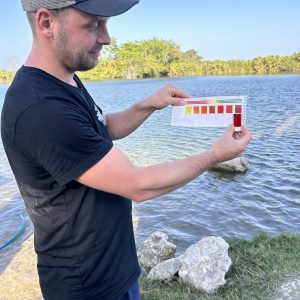 Messung der Wasserparameter am Río Hondo an der Grenze zu Belize. Foto: Daniel Konn-Vetterlein